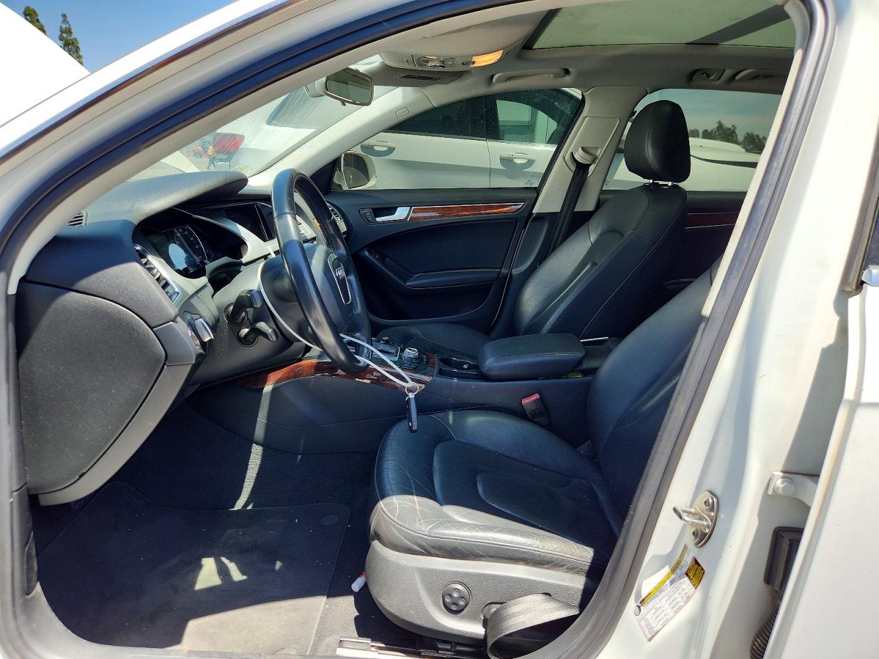 2010 Audi A4 Premium Plus Белый vin: WAUWFAFL3AA140049