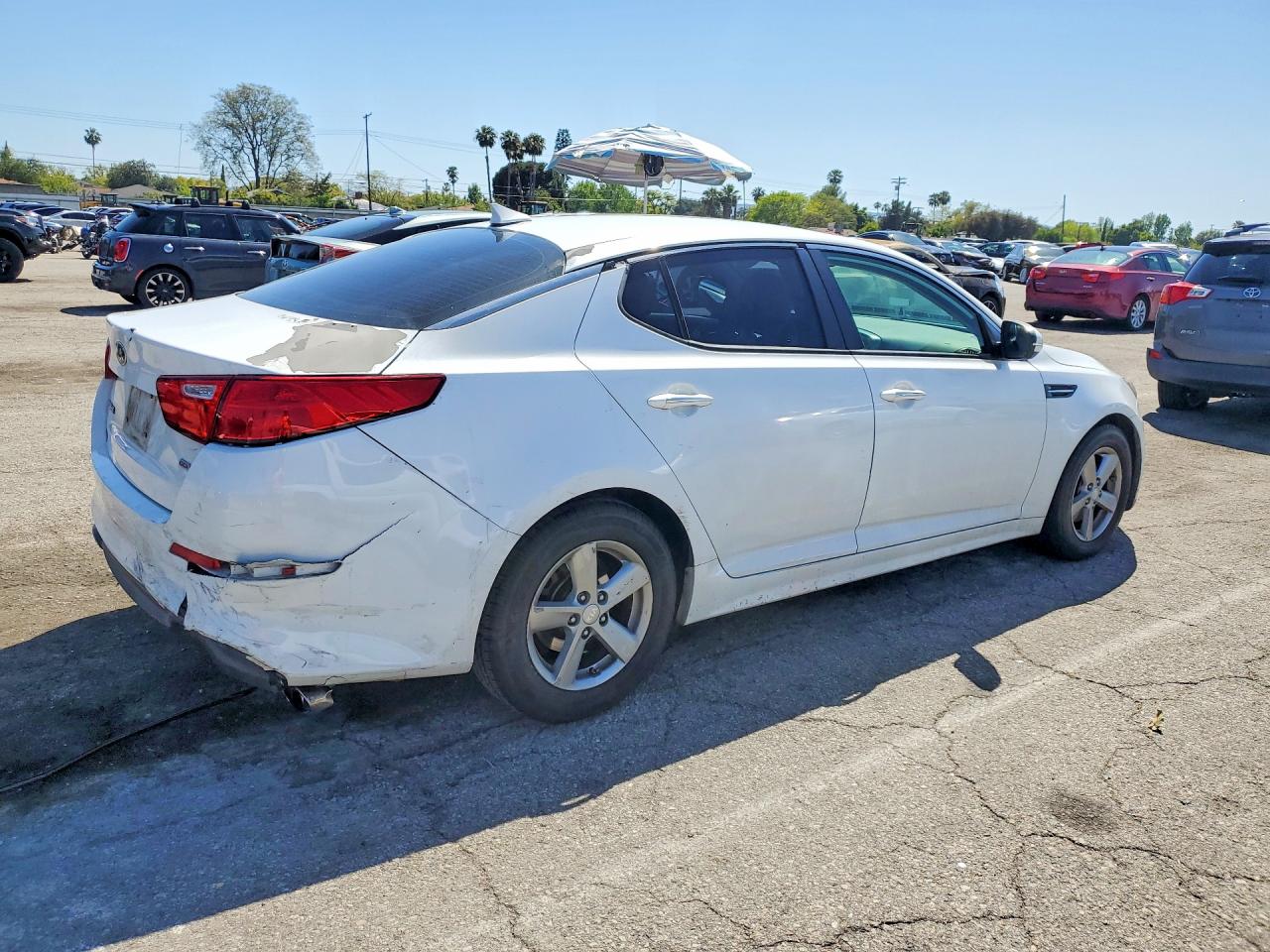 2015 Kia Optima Lx Белый vin: 5XXGM4A72FG406875