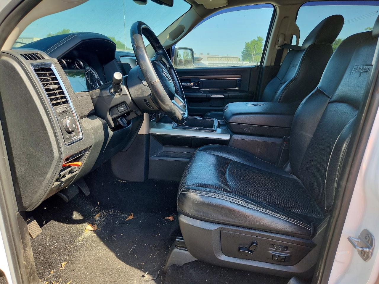 2015 Ram 1500 Laramie Белый vin: 1C6RR7NMXFS531616