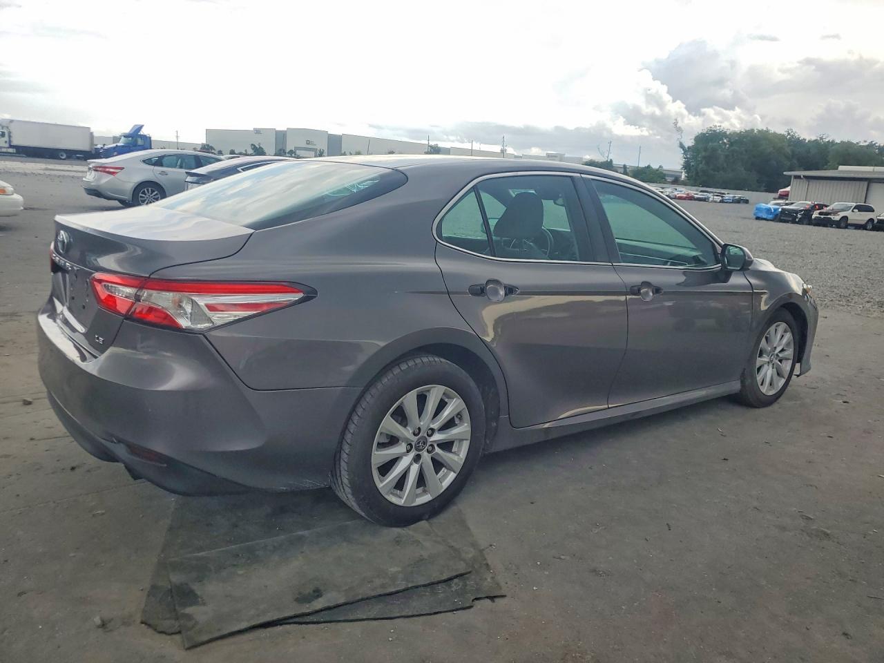 2018 Toyota Camry Le Серый vin: 4T1B11HK4JU141399
