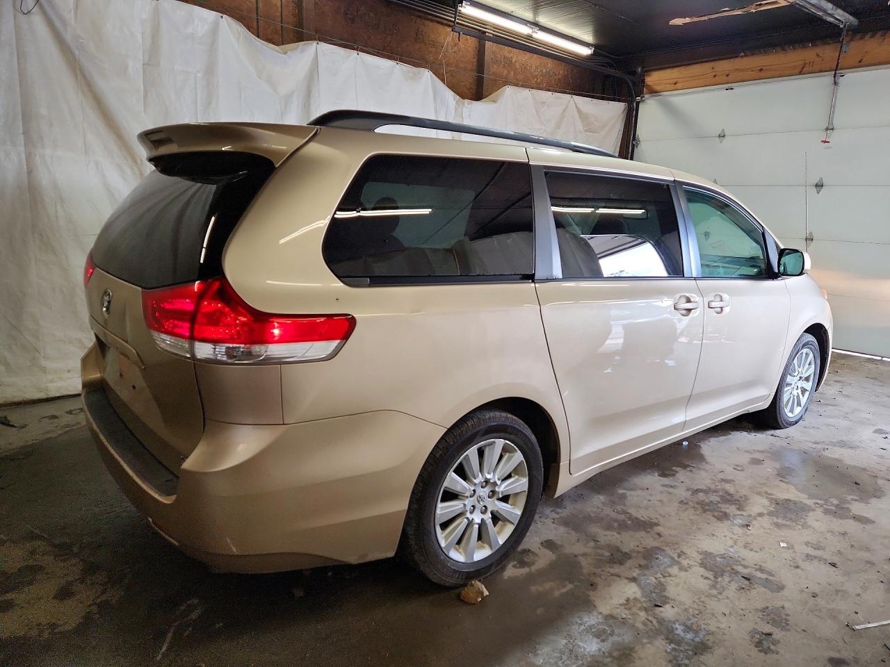2011 Toyota Sienna Le Beige vin: 5TDJK3DCXBS003573