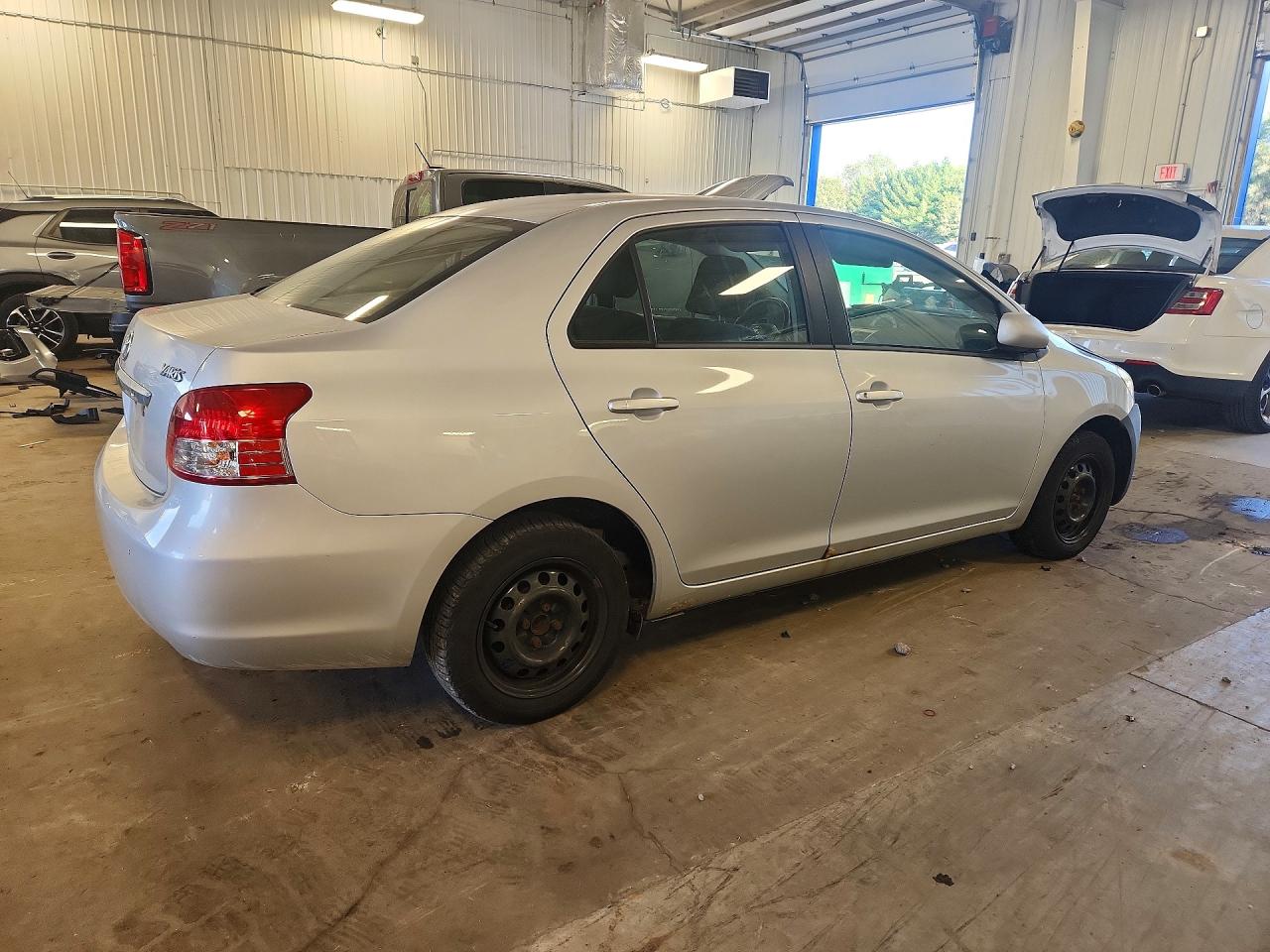 2008 Toyota Yaris Base Silver vin: JTDBT923181270761