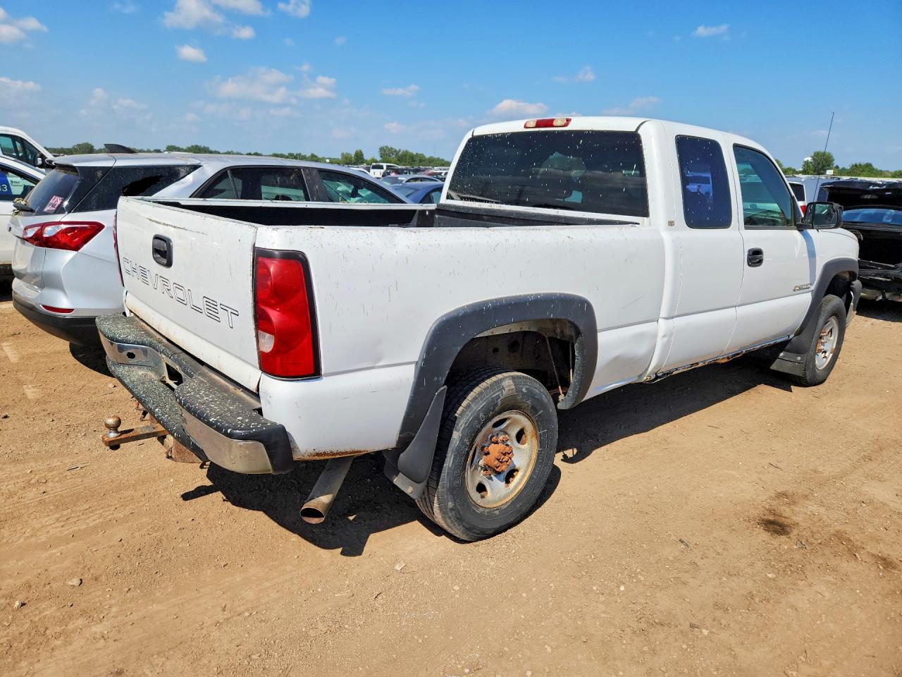 2003 Chevrolet Silverado C2500 Heavy Duty White vin: 1GCHC29UX3E274440