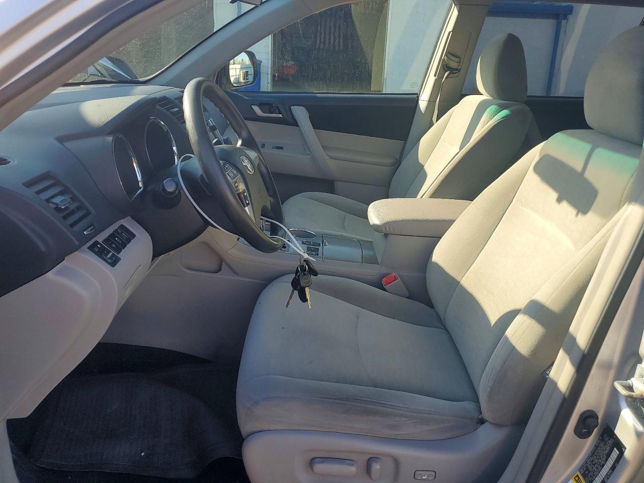 2013 Toyota Highlander Plus Серебряный vin: 5TDBK3EH6DS190554