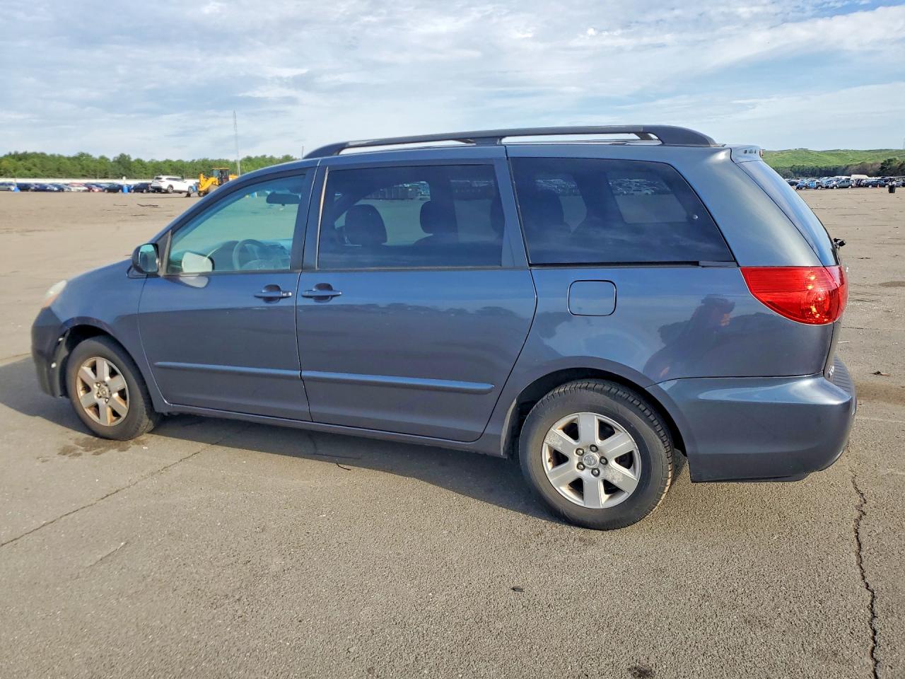 2010 Toyota Sienna Le 7-passenger Green vin: 5TDKK4CC5AS297460