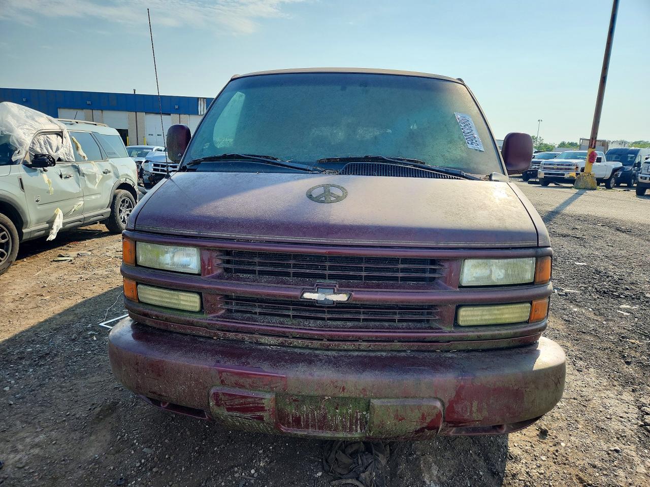 2002 Chevrolet Express G1500 Burgundy vin: 1GBFG65R021105462