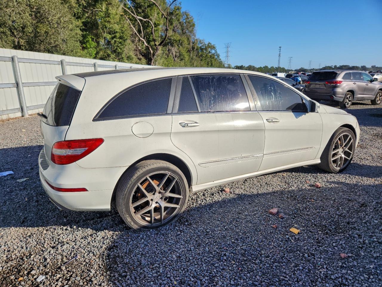2012 Mercedes-benz R 350 4matic White vin: 4JGCB5HE6CA146210