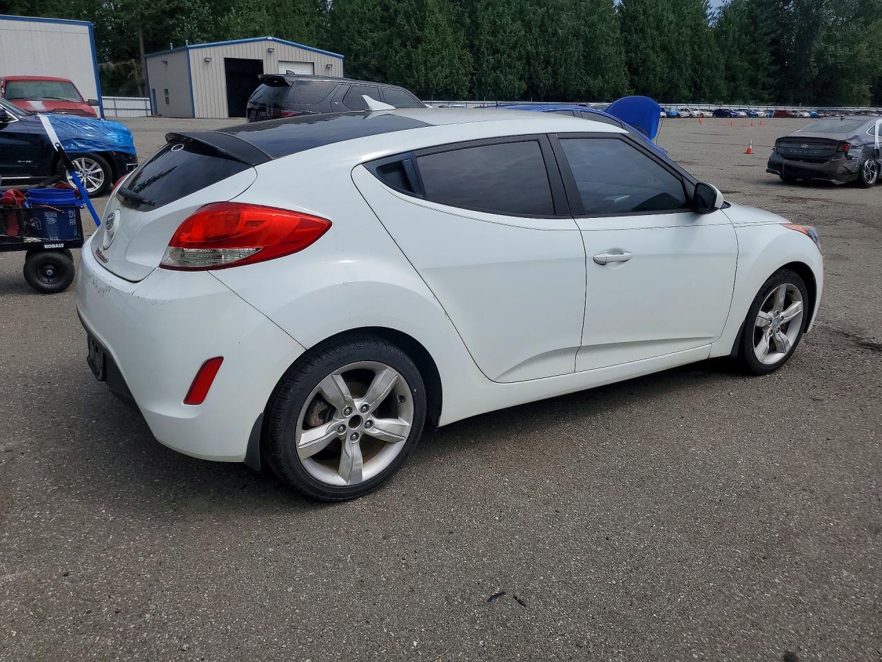 2013 Hyundai Veloster Base White vin: KMHTC6AD7DU105301