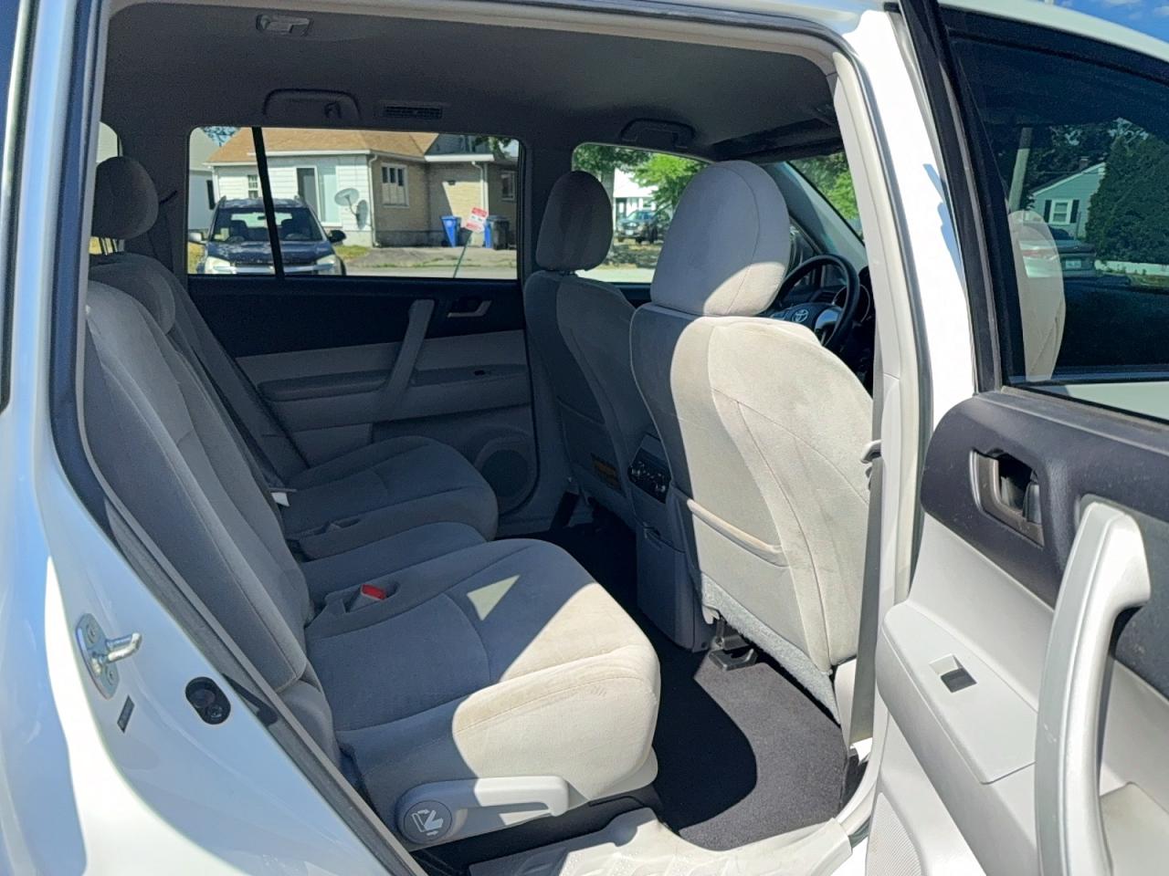 2011 Toyota Highlander Base White vin: 5TDBK3EH6BS057645