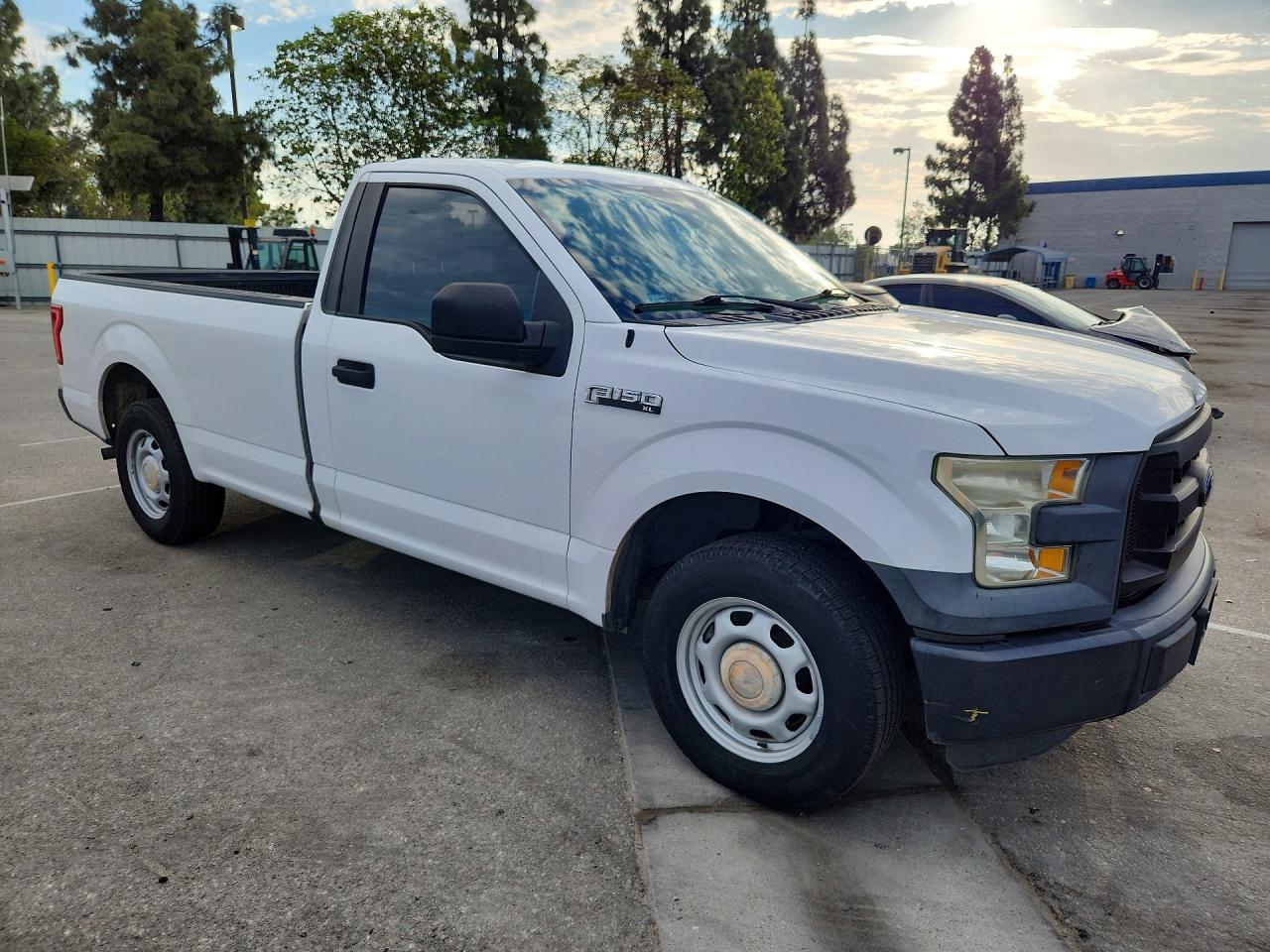 2015 Ford F150 White vin: 1FTMF1C88FKE52461