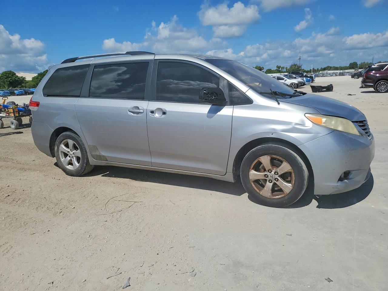 2011 Toyota Sienna Le Серебряный vin: 5TDKK3DC3BS005086