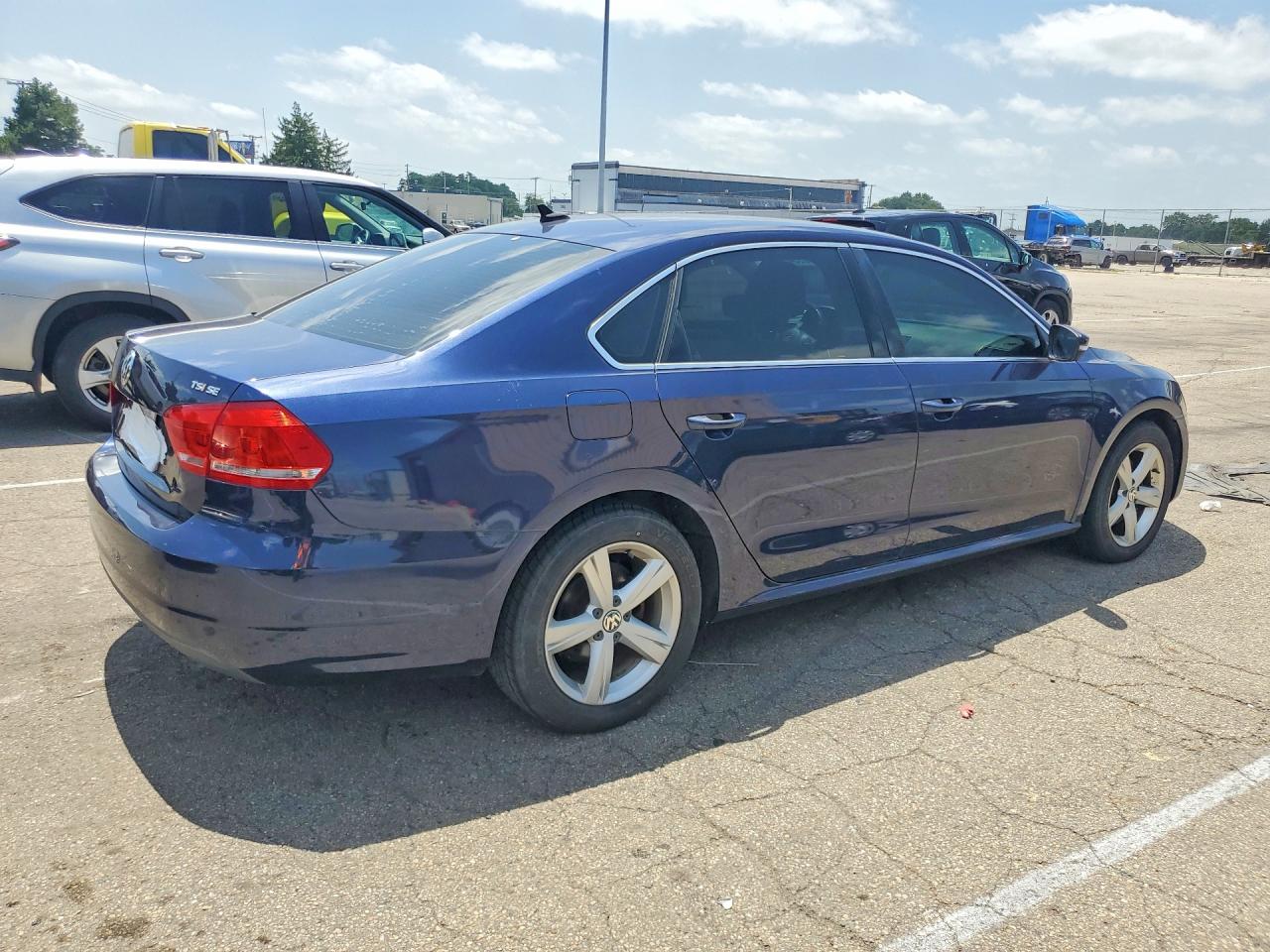 2015 Volkswagen Passat Se Blue vin: 1VWBT7A31FC033336