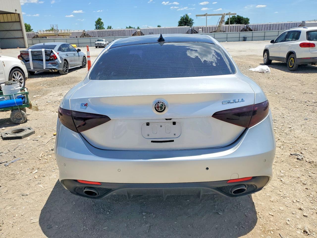 2017 Alfa Romeo Giulia Ti Q4 Серебряный vin: ZARFAEEN4H7554496