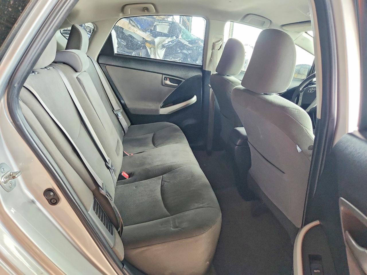 2014 Toyota Prius Three Серебряный vin: JTDKN3DU9E0363302