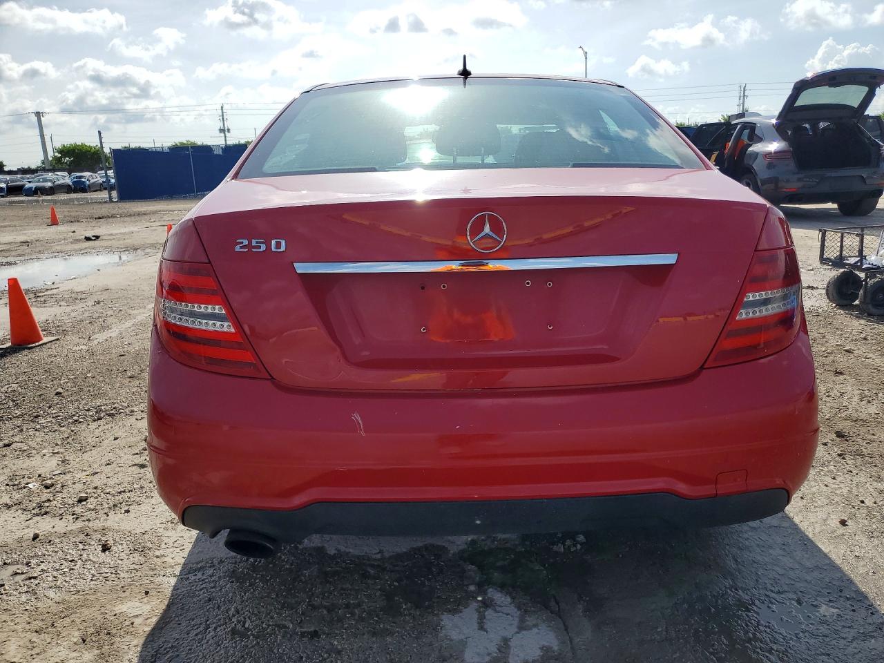 2014 Mercedes-benz C 250 Красный vin: WDDGF4HB6ER307790