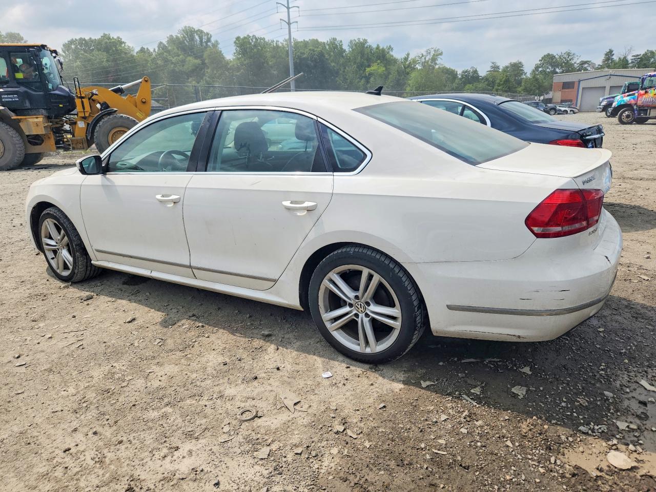 2013 Volkswagen Passat Sel White vin: 1VWCN7A39DC003724