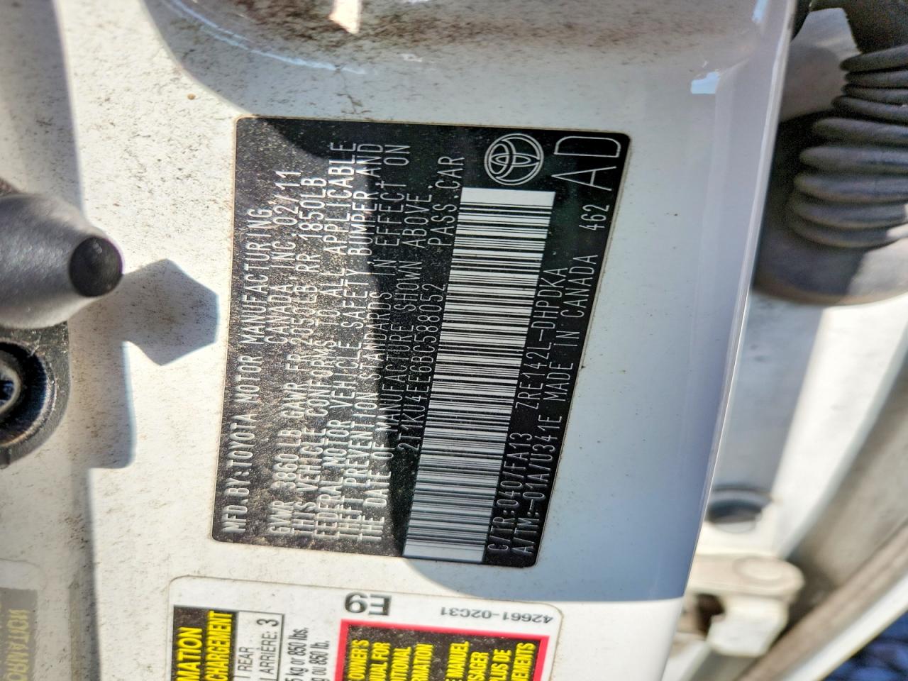 2011 Toyota Matrix Base White vin: 2T1KU4EE6BC588052