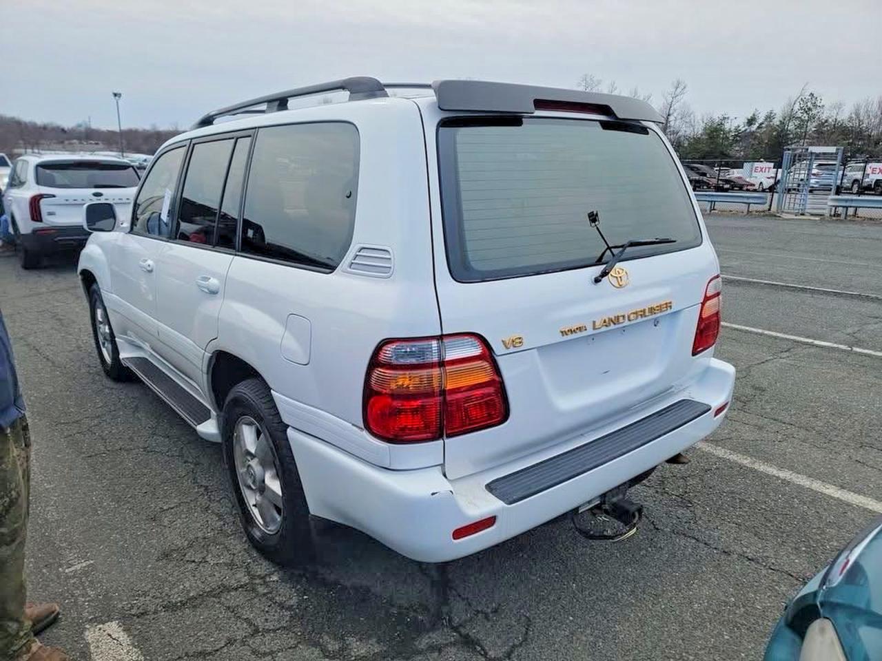 2000 Toyota Land Cruiser Base White vin: JT3HT05J4Y0113106