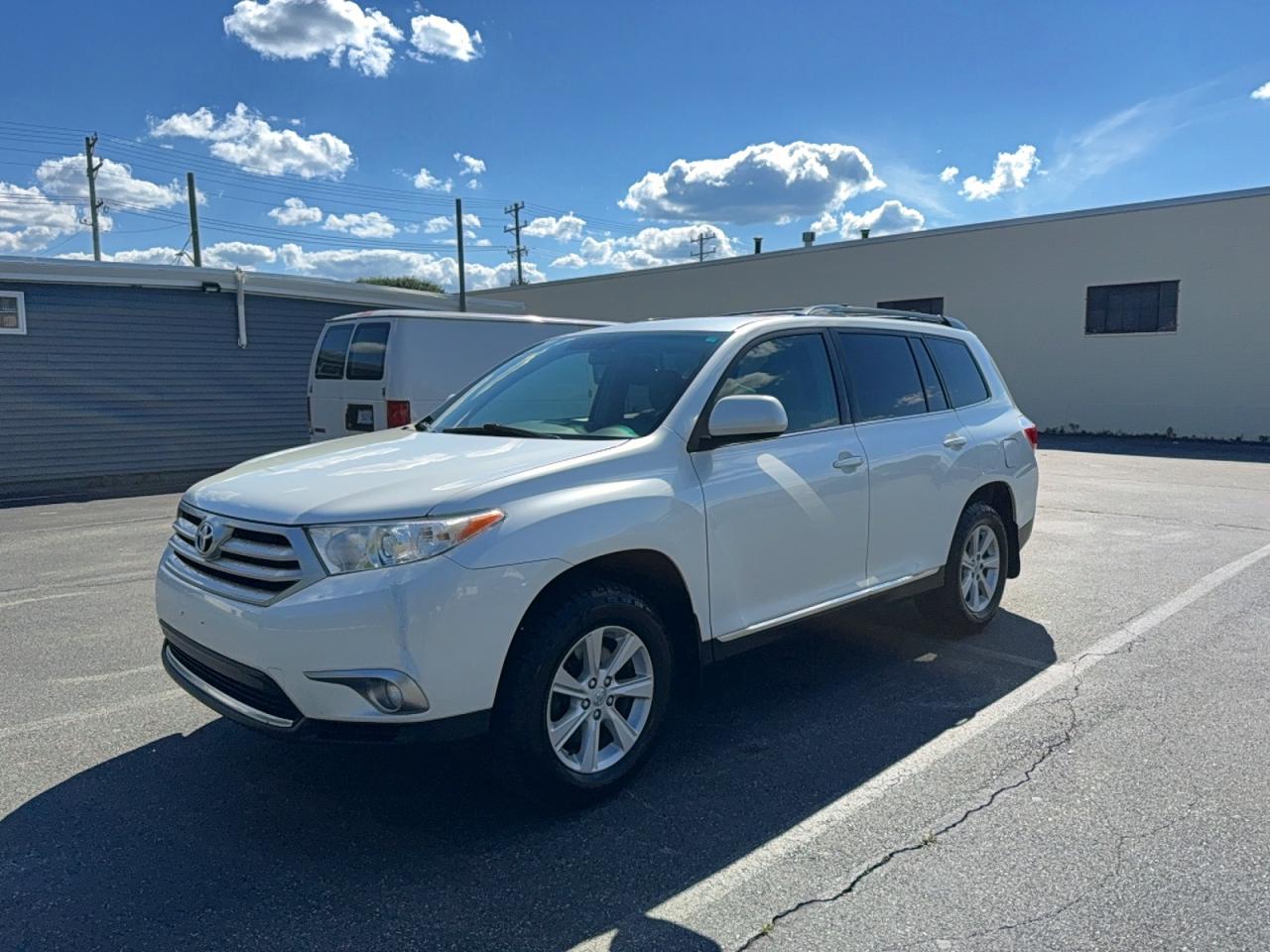 2011 Toyota Highlander Base White vin: 5TDBK3EH6BS057645