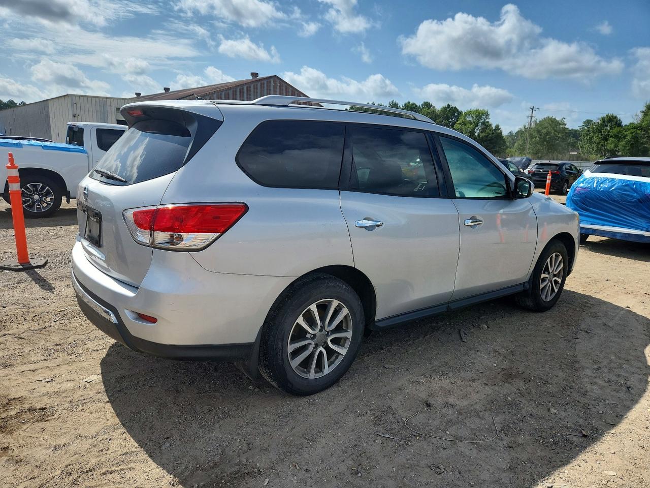 2015 Nissan Pathfinder S Silver vin: 5N1AR2MN5FC709117