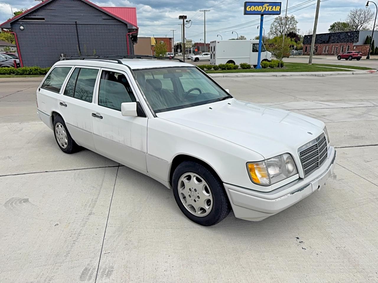 1995 Mercedes-benz E 320 White vin: WDBEA92E2SF296279