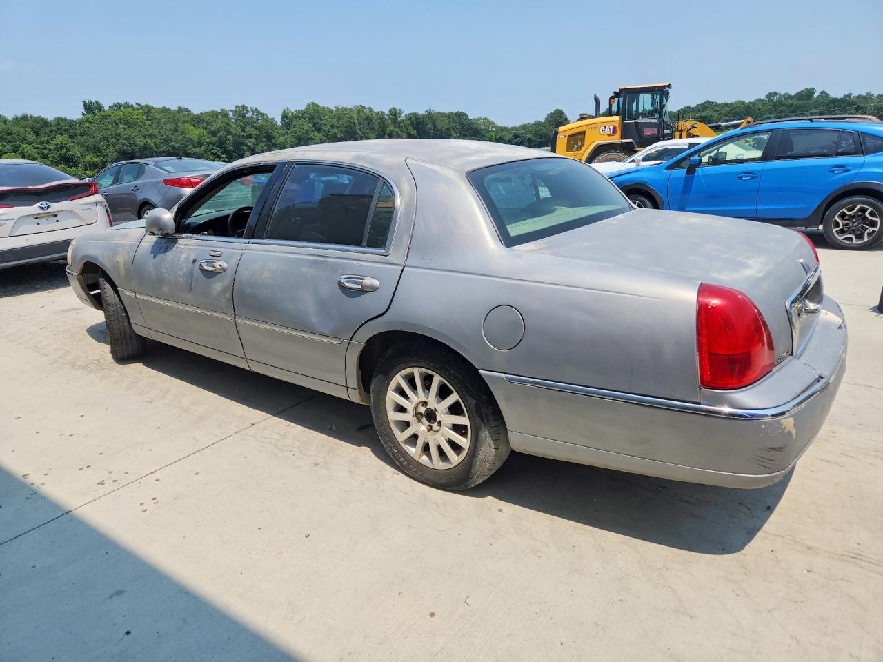 2009 Lincoln Town Car Signature Limited Серебряный vin: 2LNHM82V89X627618