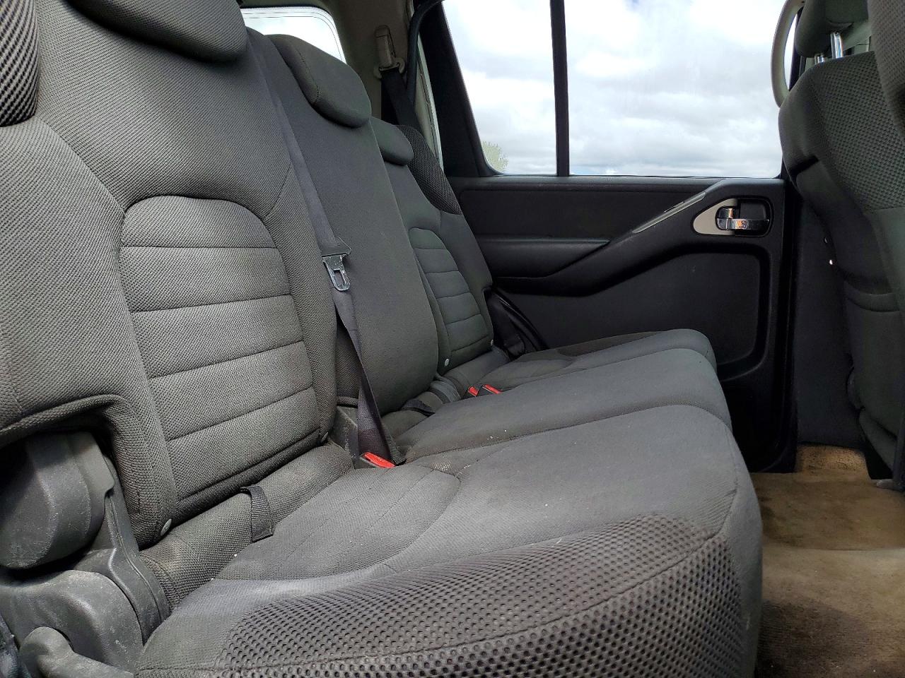 2005 Nissan Pathfinder Xe Silver vin: 5N1AR18W55C748852