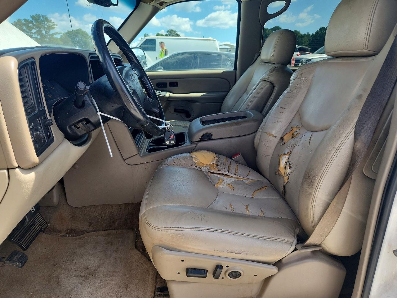 2004 Chevrolet Suburban C1500 White vin: 3GNEC16Z34G246123