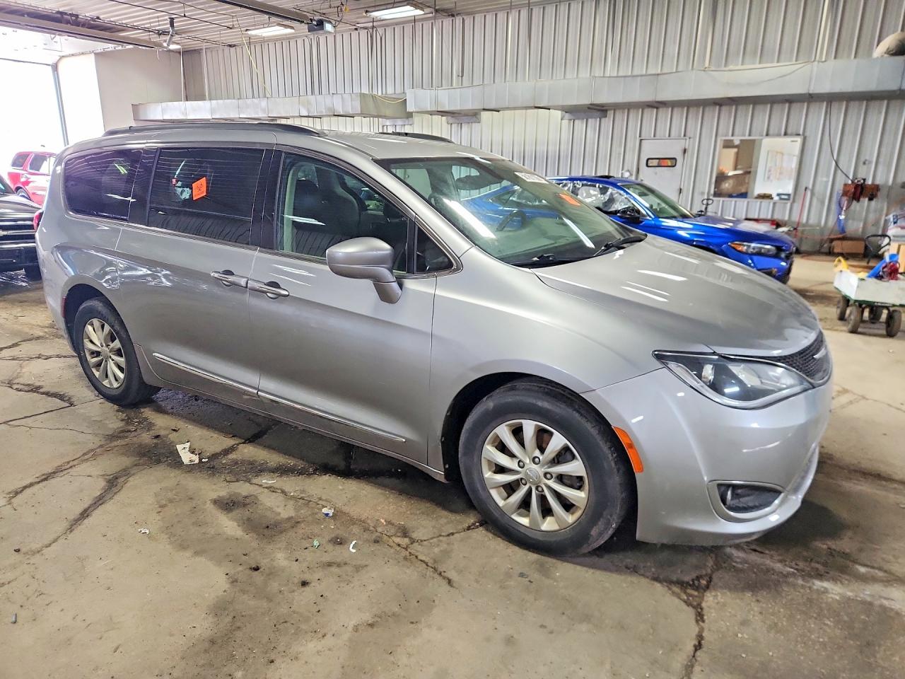 2017 Chrysler Pacifica Touring L Silver vin: 2C4RC1BG3HR539583