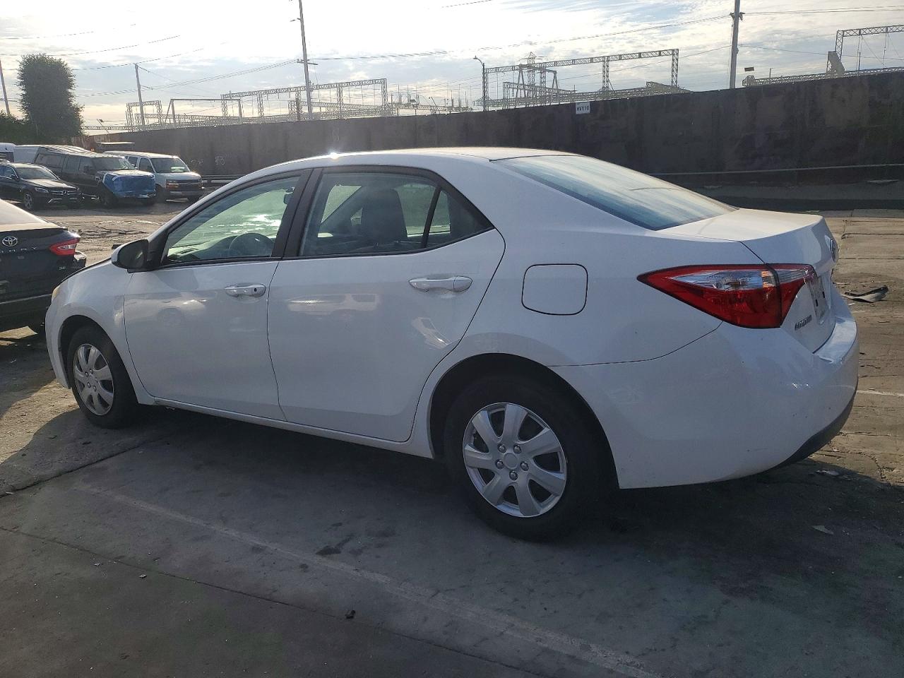 2015 Toyota Corolla L White vin: 5YFBURHE4FP355964