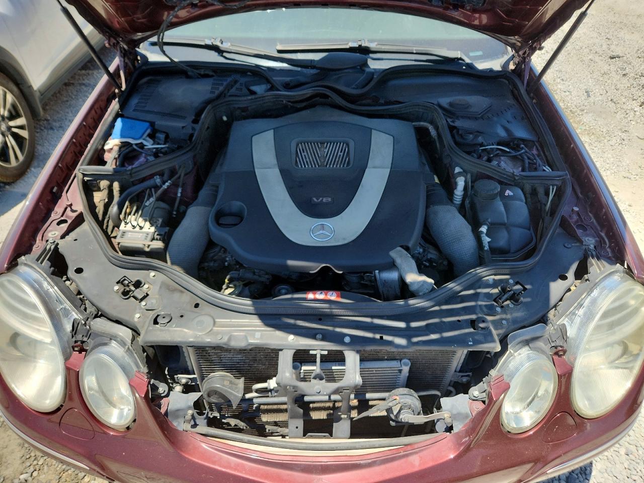 2008 Mercedes-benz E 550 Maroon vin: WDBUF72X08B204329