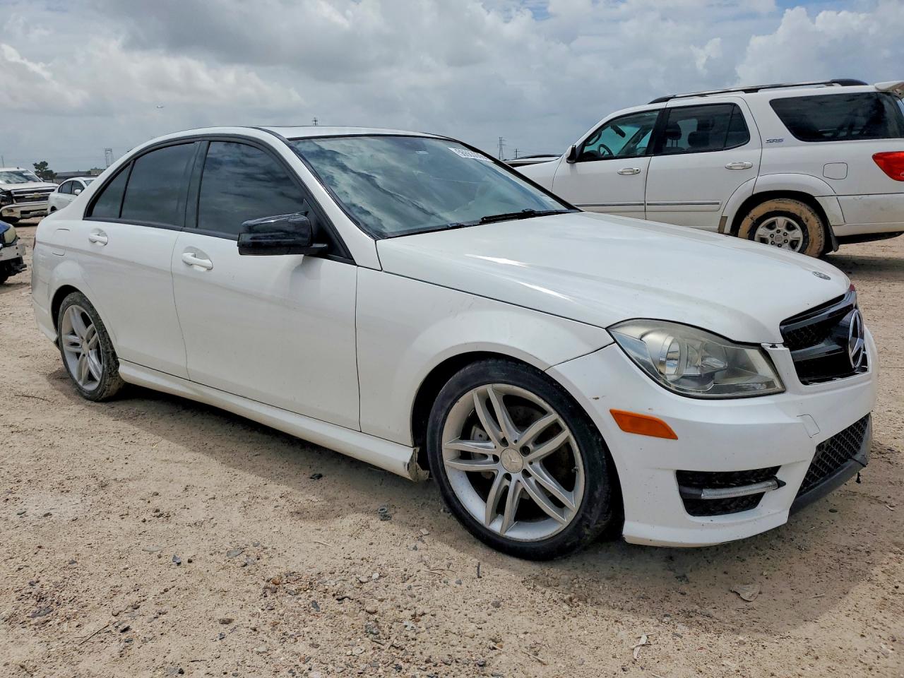 2013 Mercedes-benz C 250 Белый vin: WDDGF4HB6DR287619