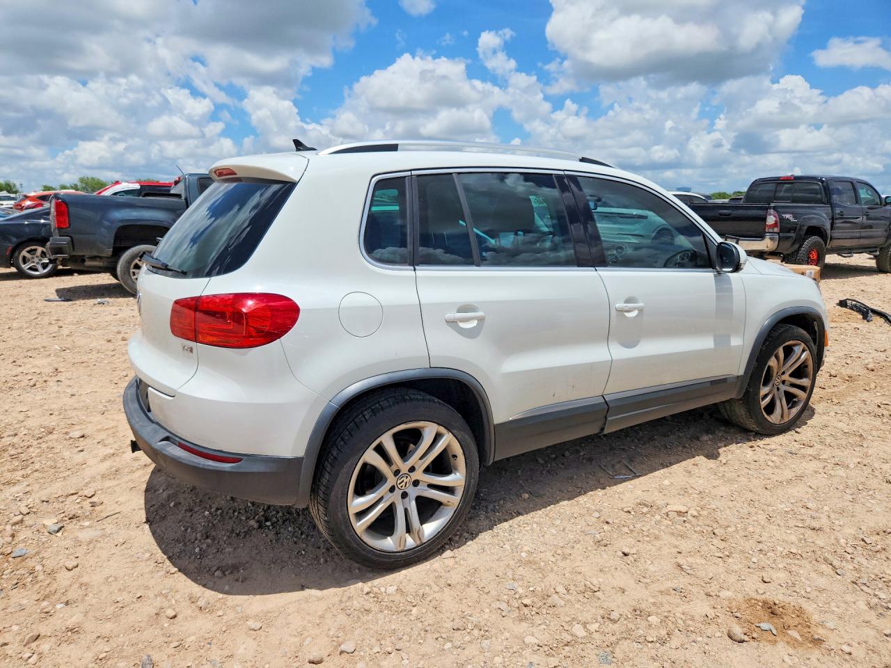 2016 Volkswagen Tiguan S White vin: WVGAV7AX4GW516925