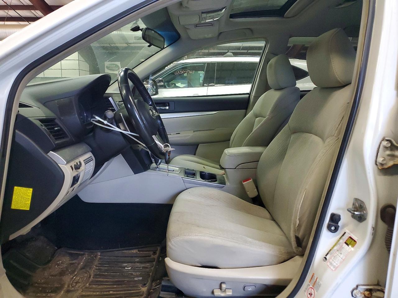 2010 Subaru Outback 2.5i Premium Белый vin: 4S4BRBGCXA3371365