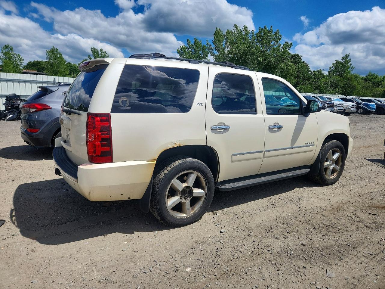 2013 Chevrolet Tahoe K1500 Ltz White vin: 1GNSKCE08DR225031