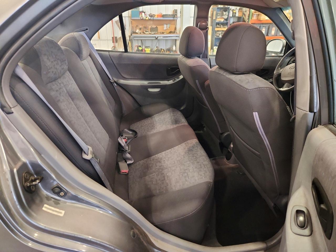 2005 Hyundai Accent Gl Серебряный vin: KMHCG45C65U600505
