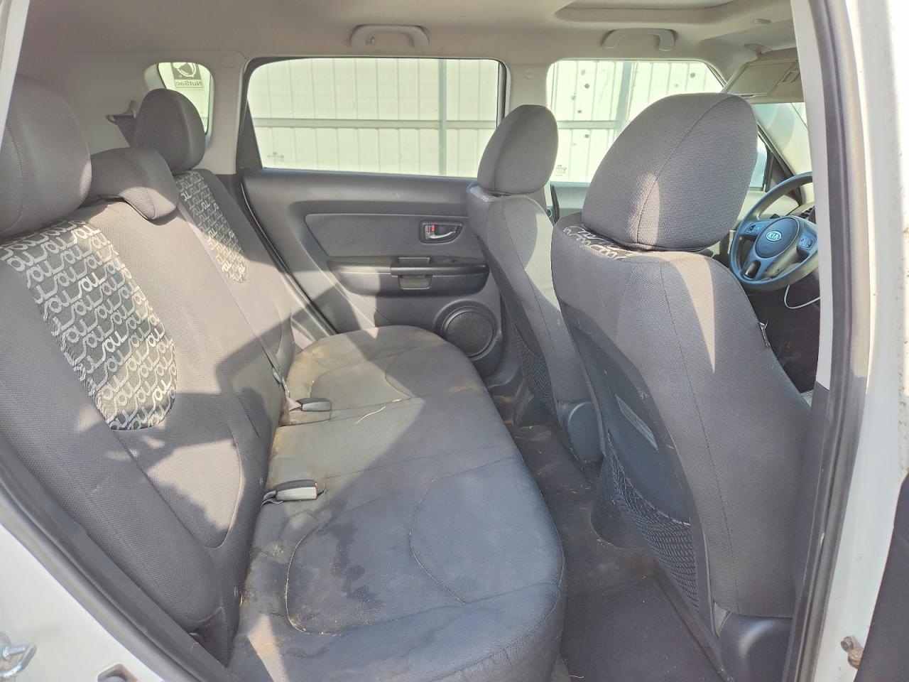 2011 Kia Soul + White vin: KNDJT2A21B7715600