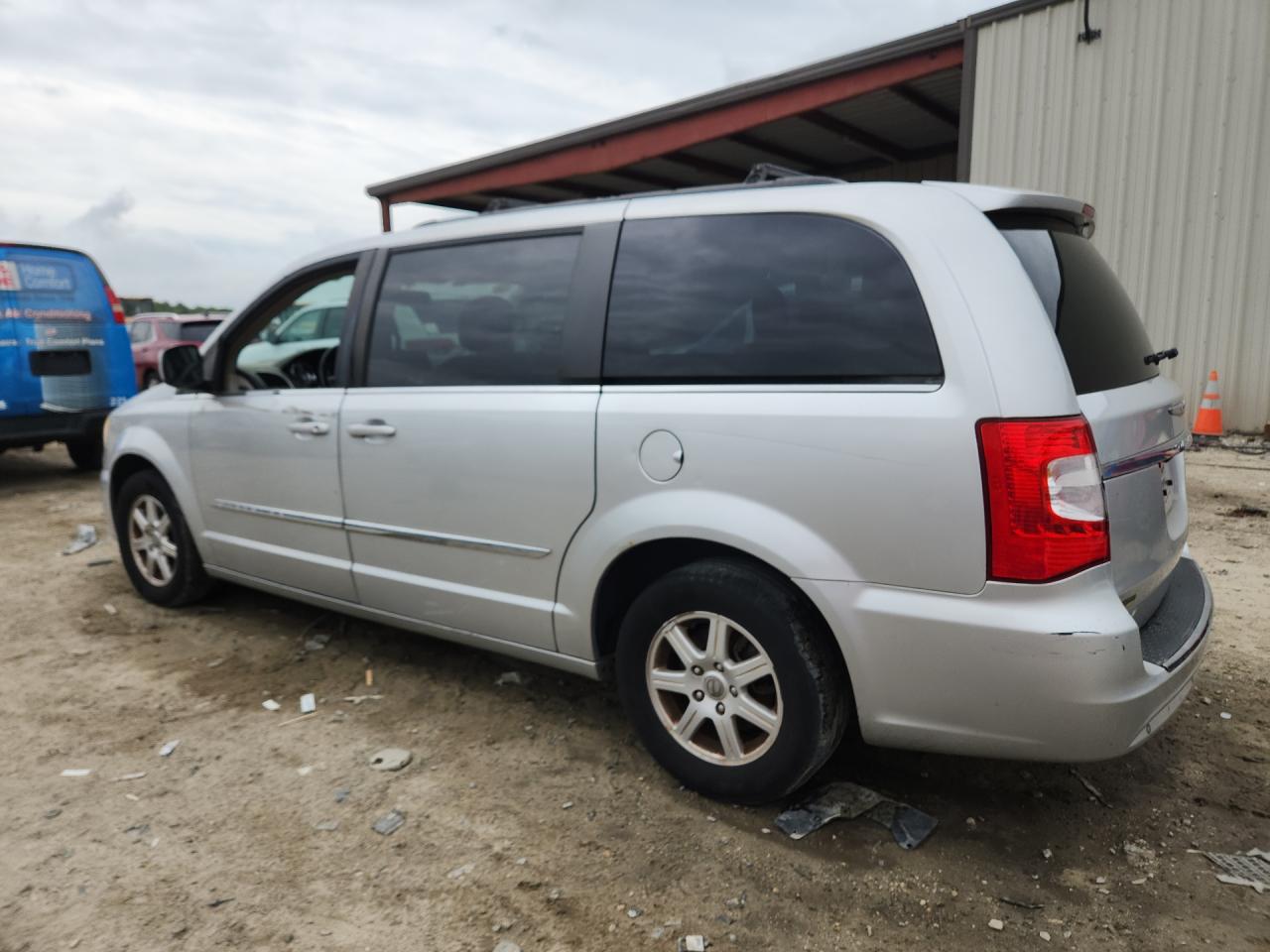 2011 Chrysler Town & Country Touring Серебряный vin: 2A4RR5DG8BR768359 Damage: Left Qtr Panel, Dent(S) W/ Paint Dmg, > 12 Inches