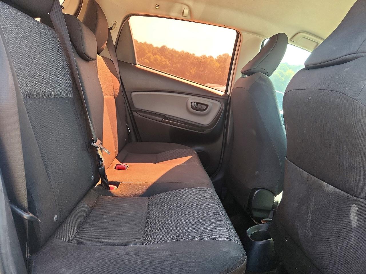 2015 Toyota Yaris 5-door L White vin: VNKKTUD33FA023827