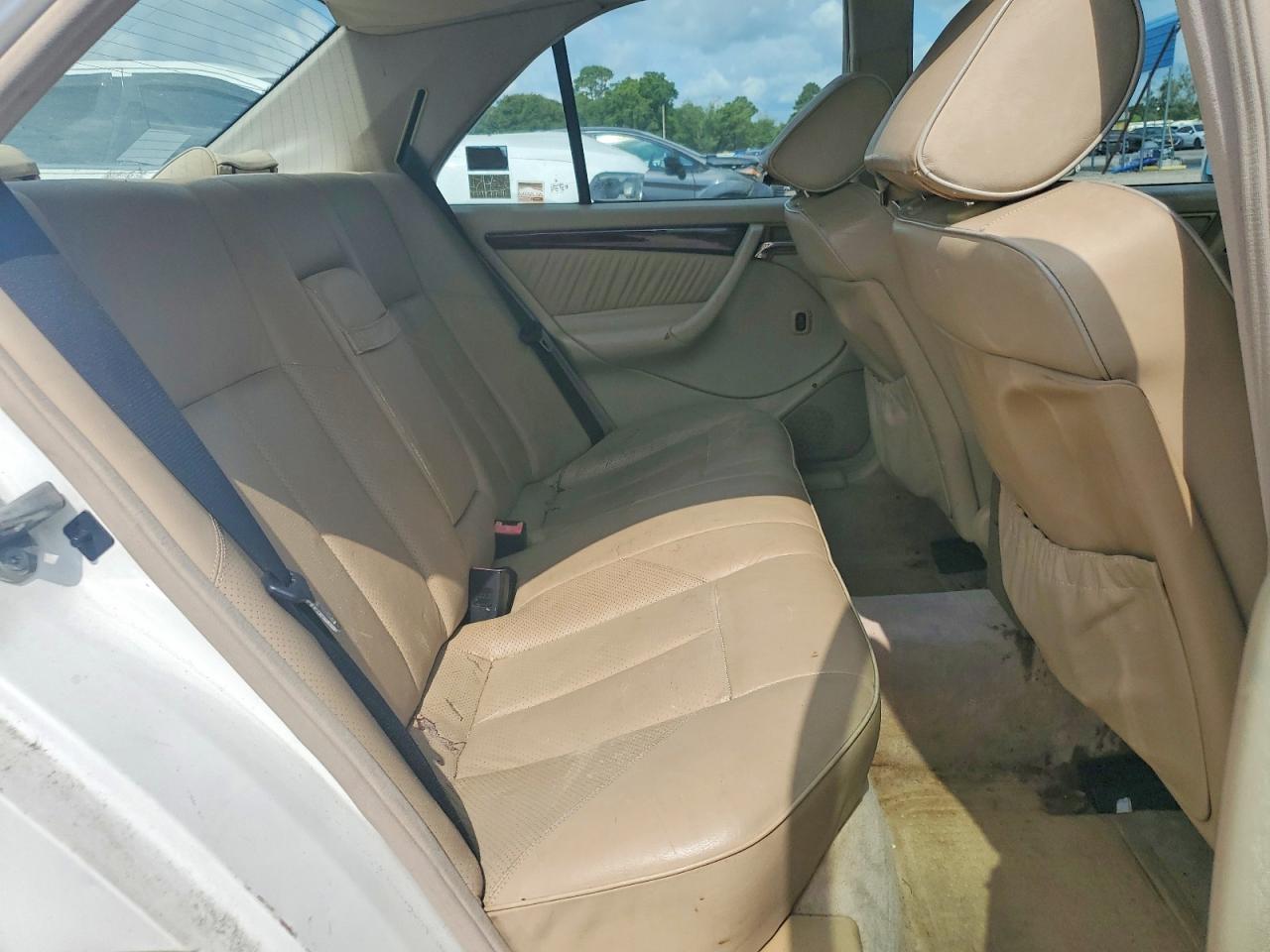 1998 Mercedes-benz C 230 White vin: WDBHA23G0WA636200