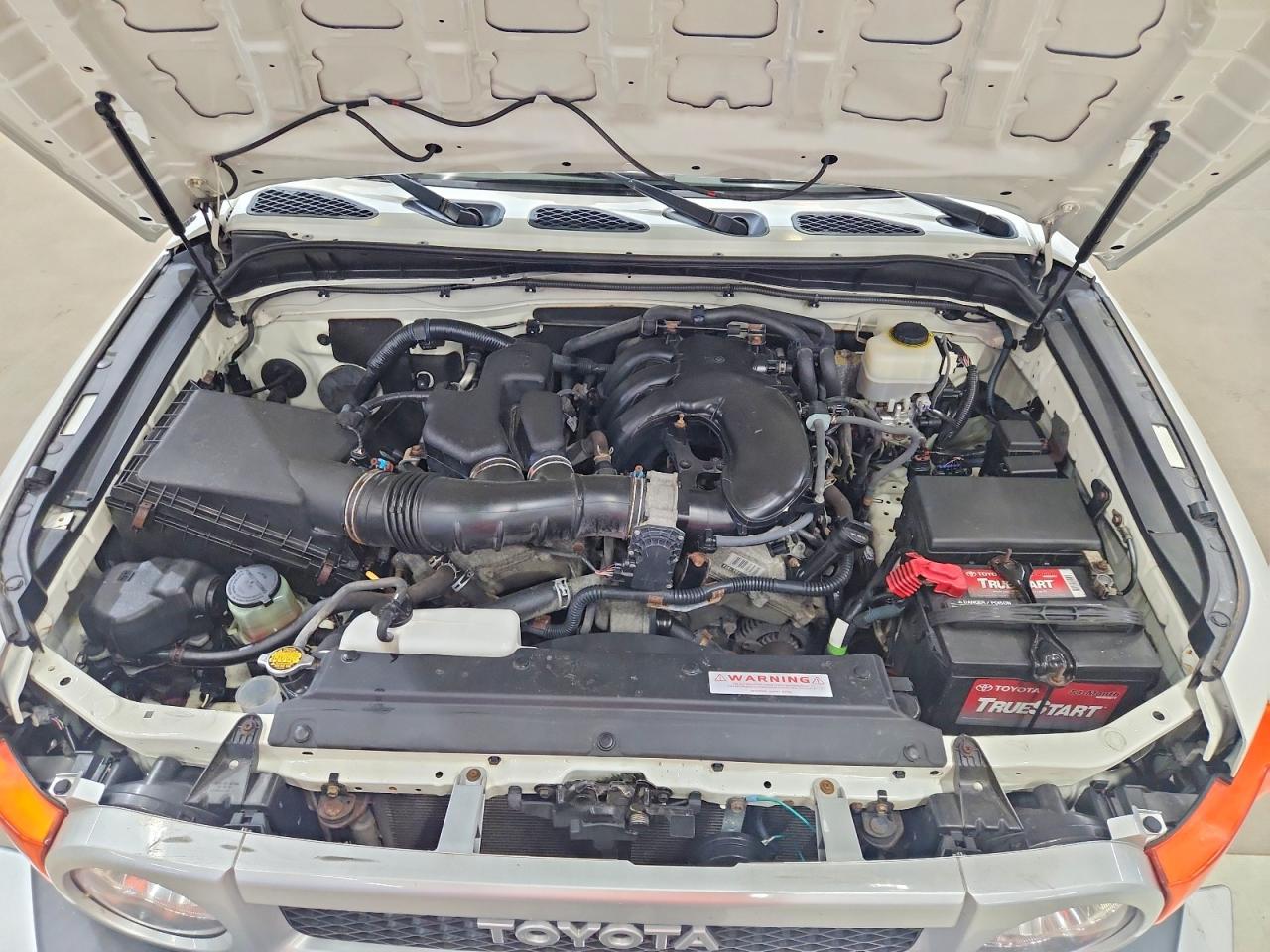 2013 Toyota Fj Cruiser Base Белый vin: JTEBU4BF0DK165056