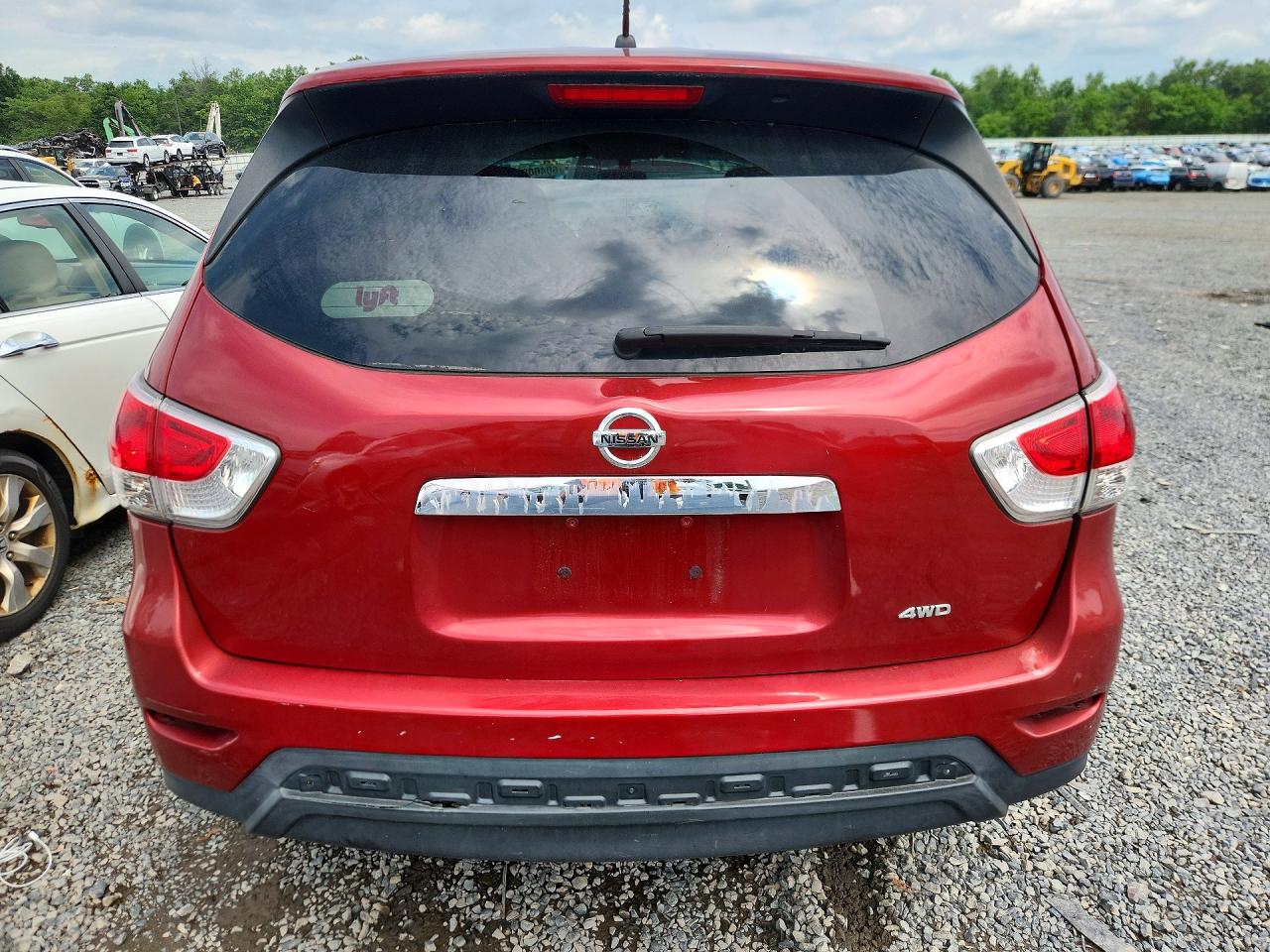 2014 Nissan Pathfinder S Red vin: 5N1AR2MM2EC721389