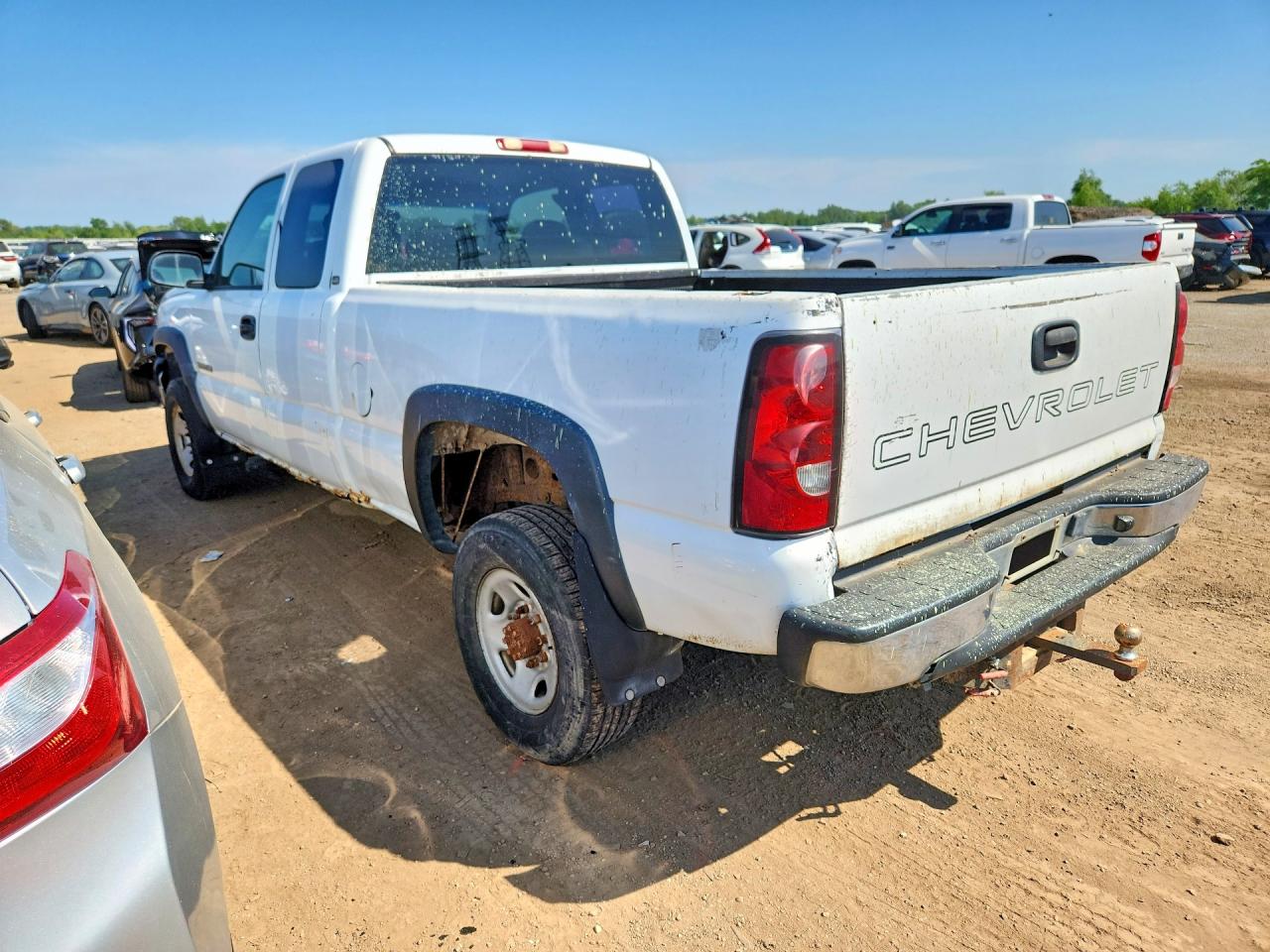 2003 Chevrolet Silverado C2500 Heavy Duty White vin: 1GCHC29UX3E274440