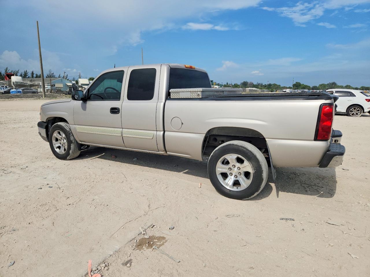 2004 Chevrolet Silverado C1500 Silver vin: 2GCEC19T241388813