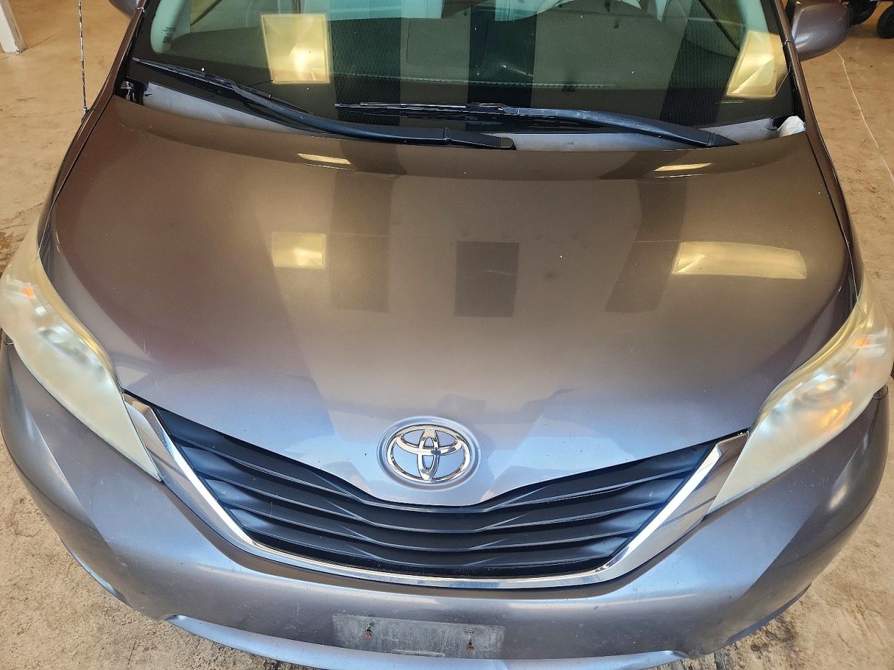 2011 Toyota Sienna Le Gray vin: 5TDKK3DCXBS101927