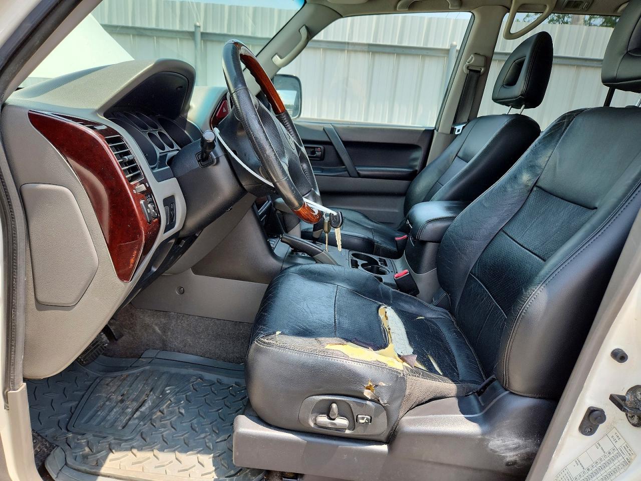 2001 Mitsubishi Montero Limited White vin: JA4MW51RX1J039579