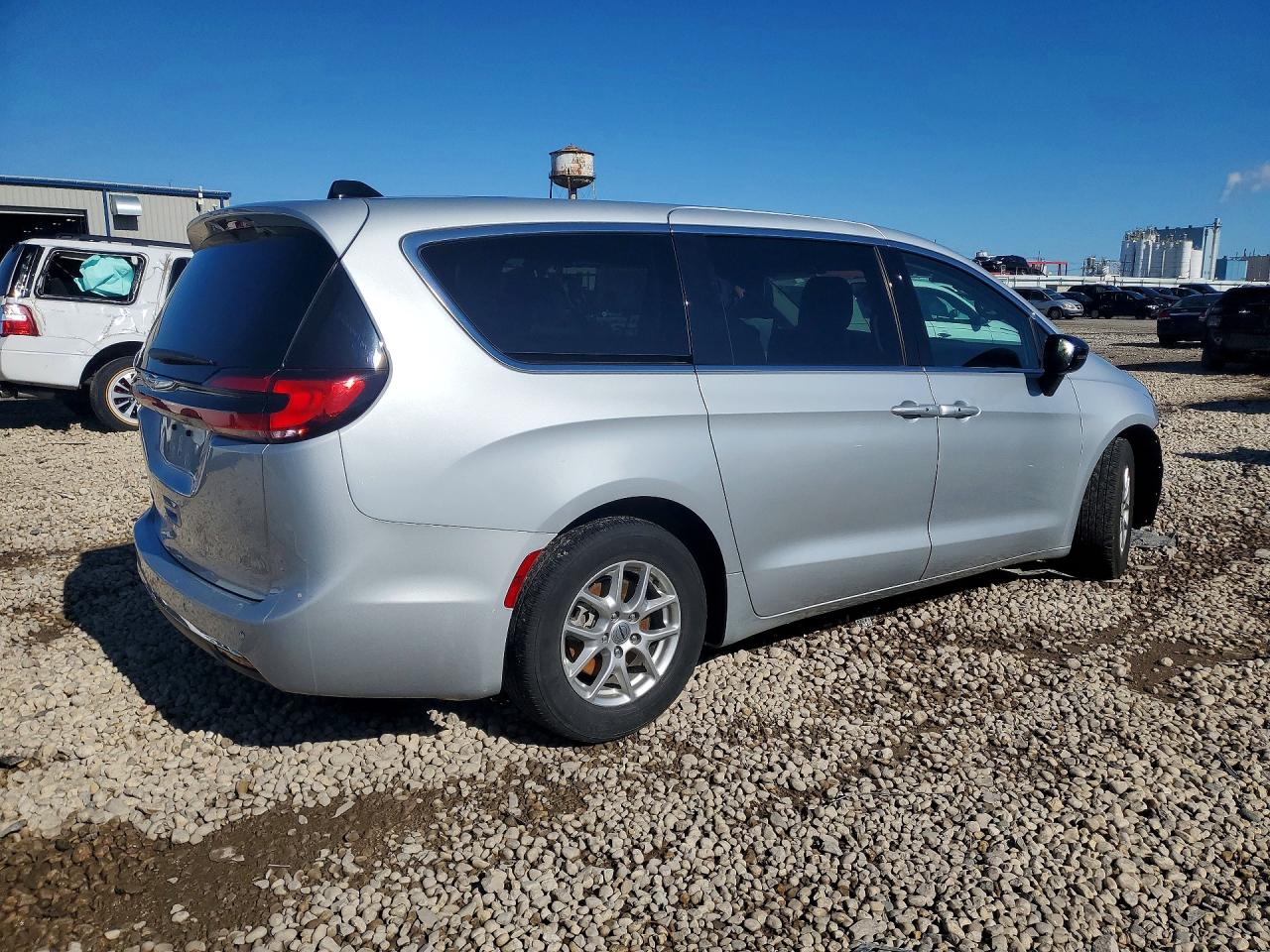 2024 Chrysler Pacifica Touring L Silver vin: 2C4RC1BG0RR182946