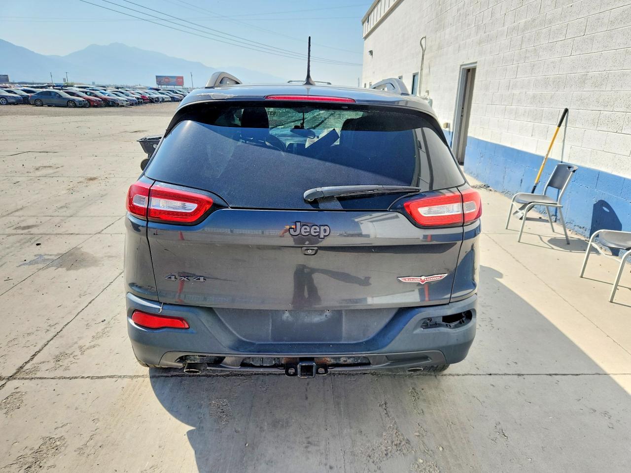 2015 Jeep Cherokee Trailhawk Gray vin: 1C4PJMBS0FW739926