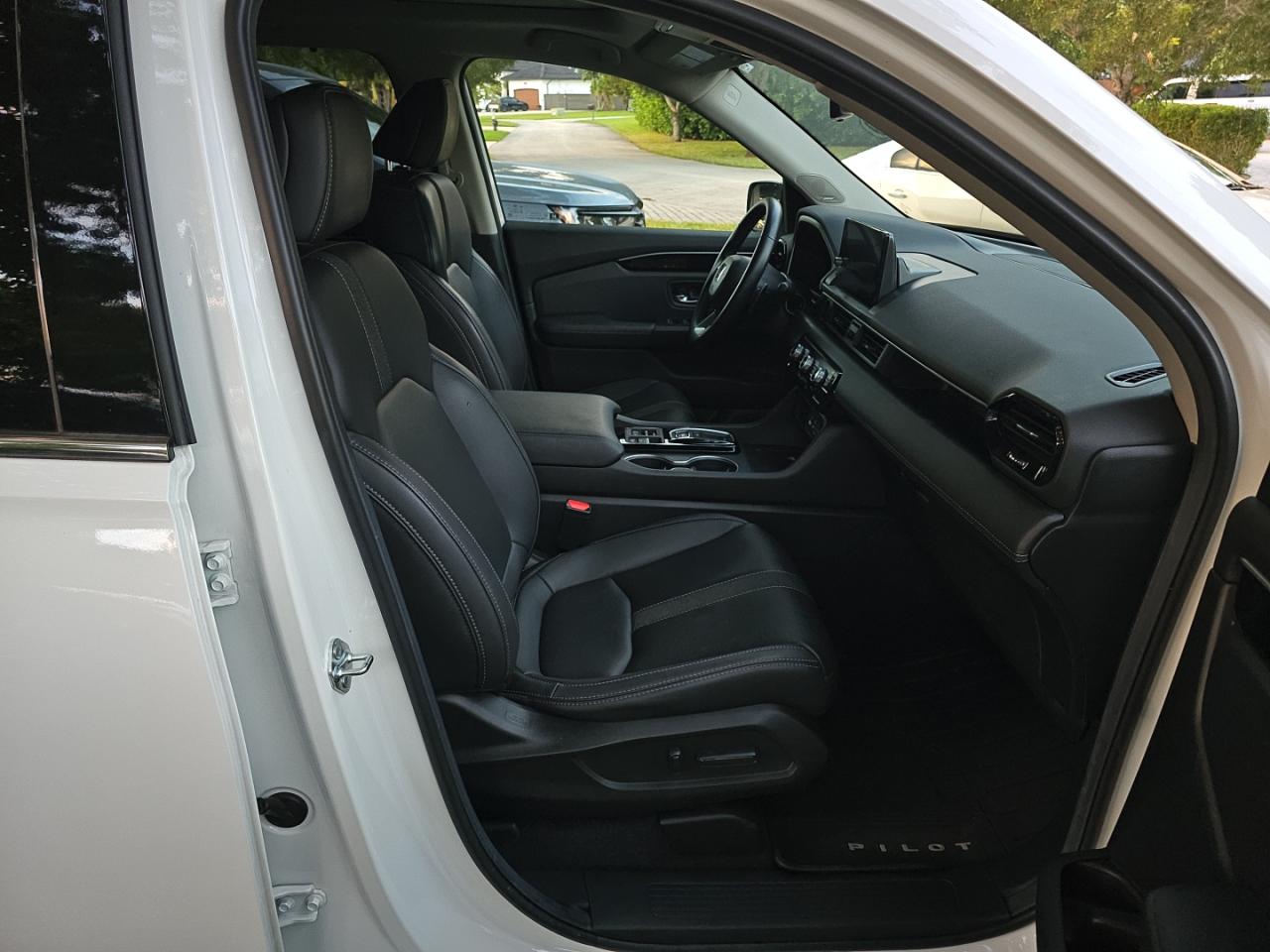 2025 Honda Pilot Touring White vin: 5FNYG1H79SB062345
