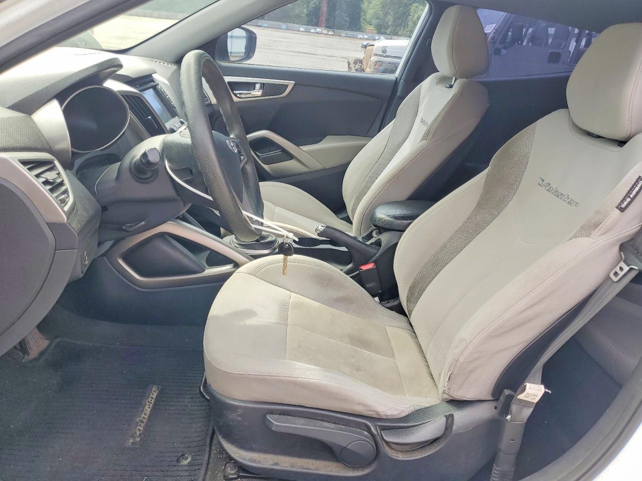 2013 Hyundai Veloster Base White vin: KMHTC6AD7DU105301